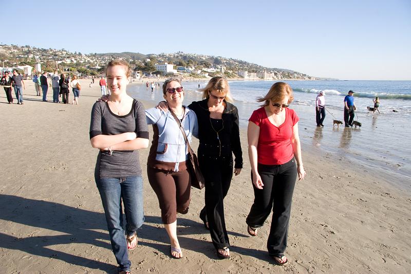 IMG_6795.jpg - Girls on the beach.