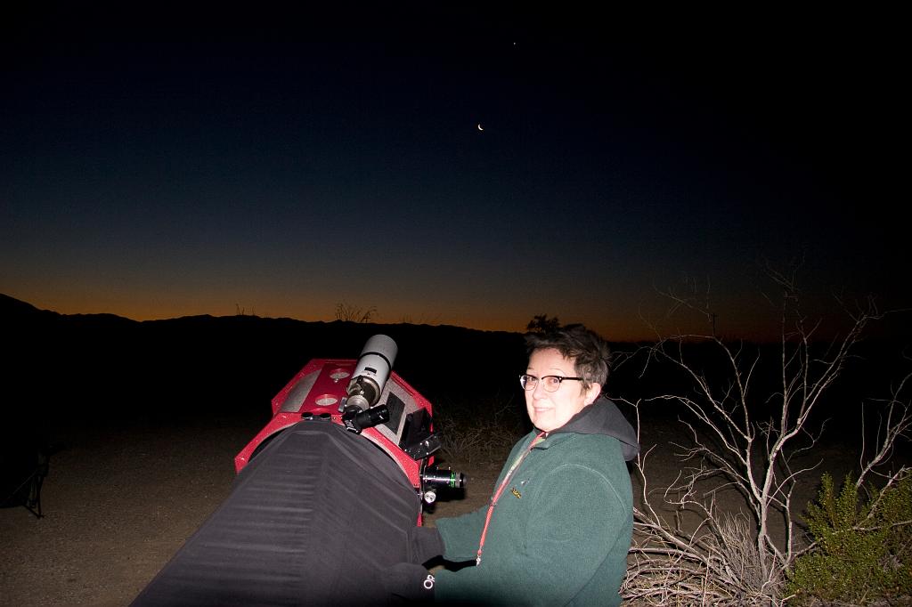 2011-01-29-chuckwalla-115.jpg - Jane in the pre-dawn skies with her big dob, the moon and Venus.