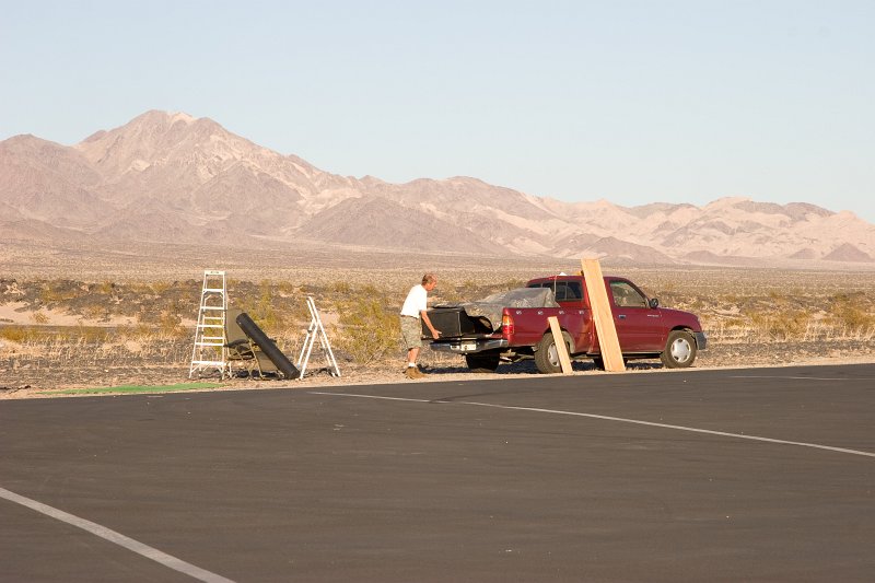 2011-10-amboy-103.jpg - Cliff begins unloading his 18-inch Obsession dob.