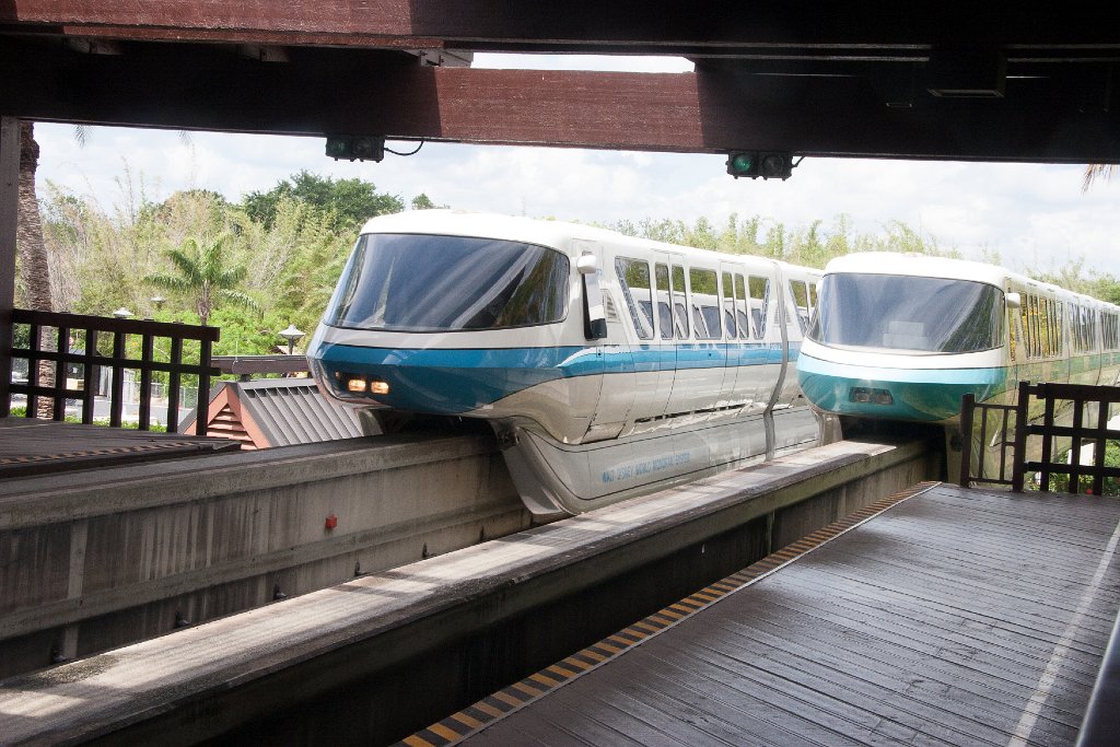 IMG_7371.jpg - I love monorail meets, this one at the Polynesian resort.