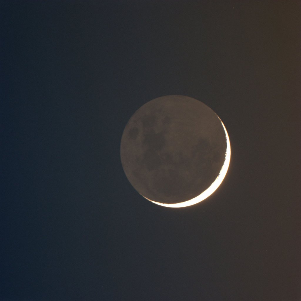 moon-2014-05-25.jpg - My shot of the very very old moon in the morning twilight at Amboy Crater.