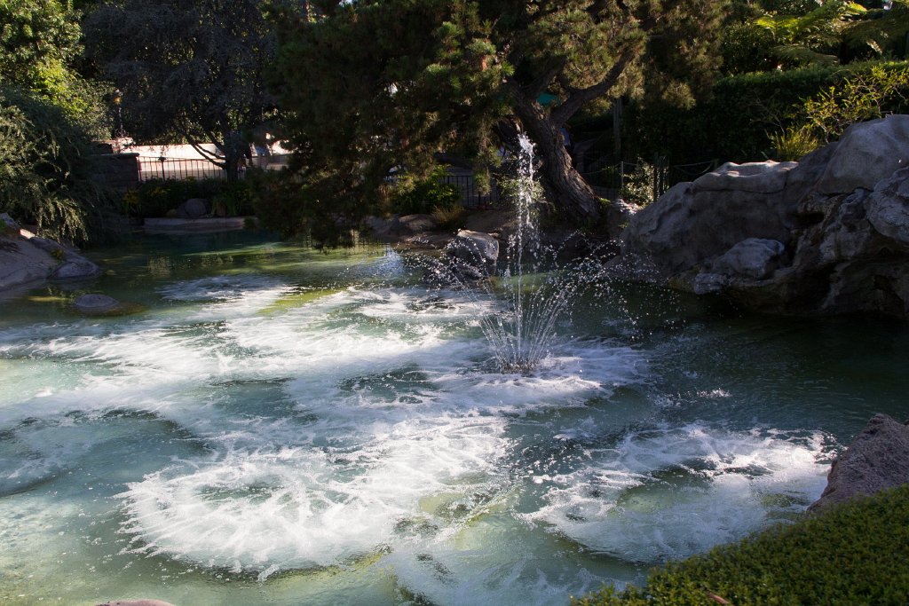 IMG_3651.jpg - Great shading in the fountain between Fantasyland and Tomorrowland.
