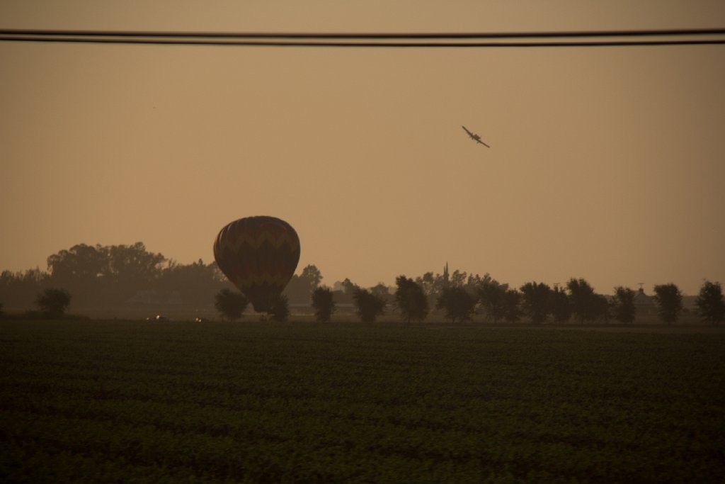 IMG_3153.jpg - Near Dixon, hot air balloon and a crop duster.