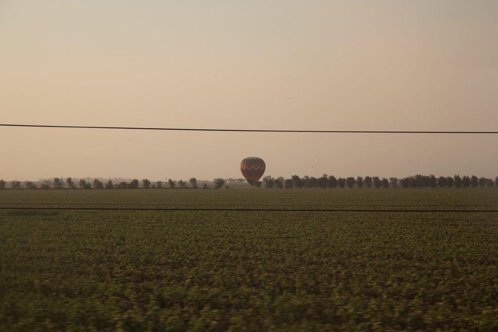 IMG_3157.jpg - Hot air balloon near Dixon.